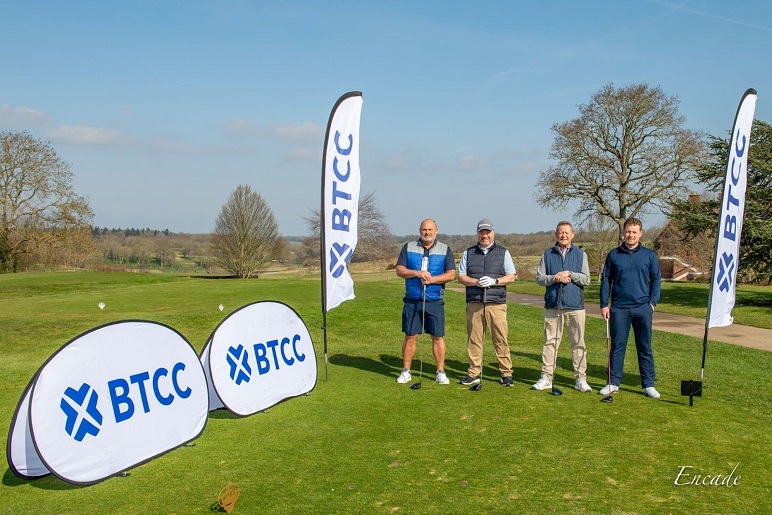 Поле для игры предоставила компания London Golf Club