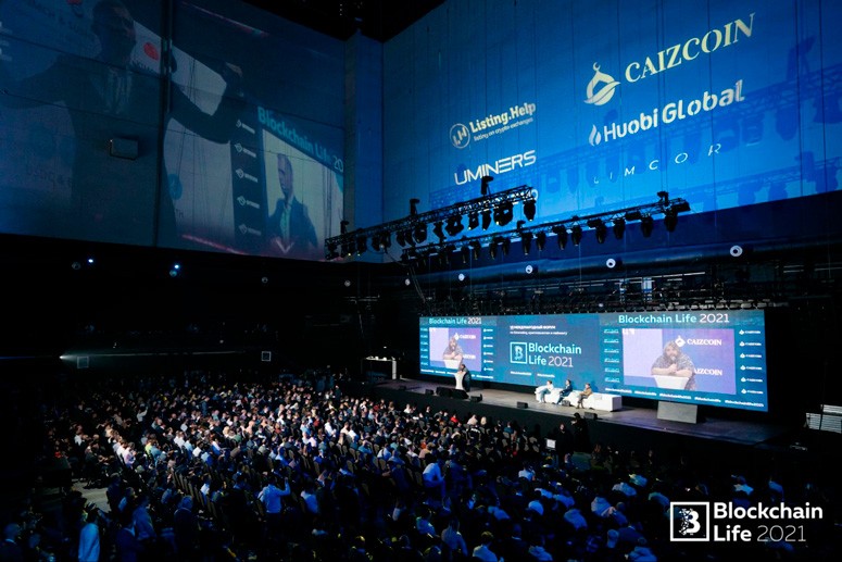 Зал Blockchain Life 2021