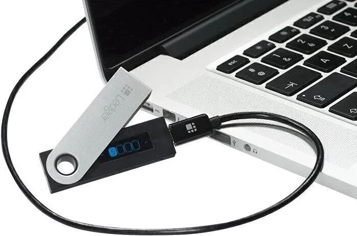 Аппаратный носитель для криптовалюты Ledger